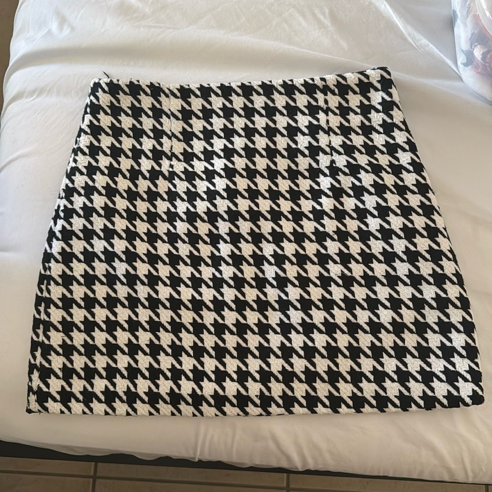 Mini skirt with black and white pattern size S